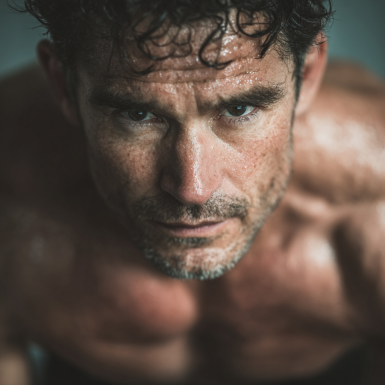 Чоловік середнього віку виконує функціональні вправи